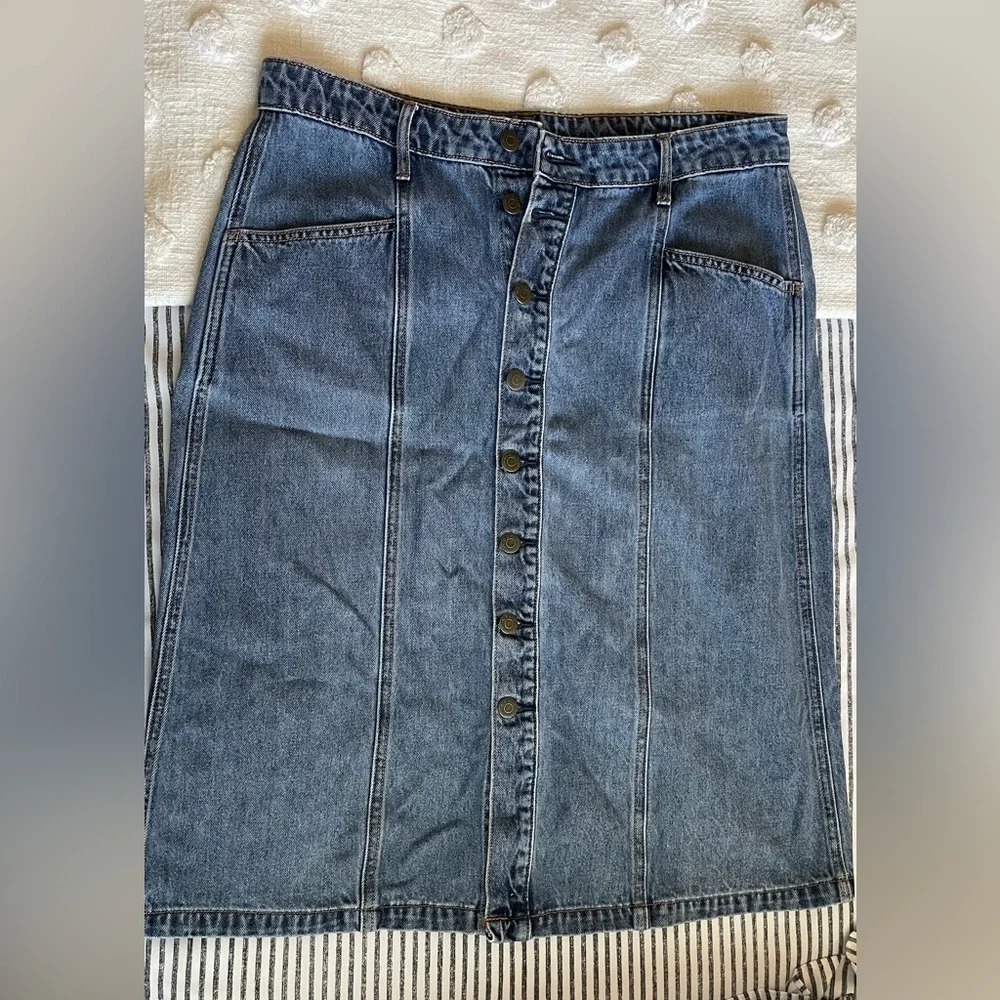 Cute denim Old Navy skirt with buttons - Picture 2 of 9